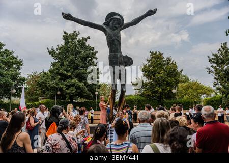 Pilger versammelten sich an der Statue des auferstandenen Christus im Komplex der St. Jakobskirche in Medjugorje. Stockfoto