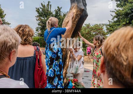 Pilger versammelten sich an der Statue des auferstandenen Christus im Komplex der St. Jakobskirche in Medjugorje. Stockfoto