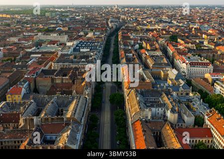 Luftbild der Innenstadt von Budapest. Terez Boulevard, Blick in Richtung Blaha Lujza Platz von Oktogon. Stockfoto