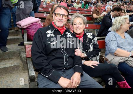 Tanja Schumann mit Ehemann Stefan Burmeister bei der Premiere von Halbblut bei den Karl-May-Spielen 2025 im Freilichttheater am Kalkberg. Bad Segeberg, 28.06.2025 *** Tanja Schumann mit Ehemann Stefan Burmeister bei der Uraufführung von Half-Blood bei den Karl May Games 2025 im Freilichttheater Kalkberg Bad Segeberg, 28 06 2025 Foto:xgbrcix/xFuturexImagex halbblut 5613 Stockfoto