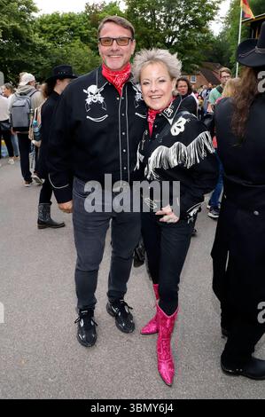Tanja Schumann mit Ehemann Stefan Burmeister bei der Premiere von Halbblut bei den Karl-May-Spielen 2025 im Freilichttheater am Kalkberg. Bad Segeberg, 28.06.2025 *** Tanja Schumann mit Ehemann Stefan Burmeister bei der Uraufführung von Half-Blood bei den Karl May Games 2025 im Freilichttheater Kalkberg Bad Segeberg, 28 06 2025 Foto:xgbrcix/xFuturexImagex halbblut 5604 Stockfoto