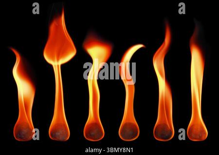 Es sind Feuerbälle und Flammen, die auf Schwarz isoliert sind. Stockfoto