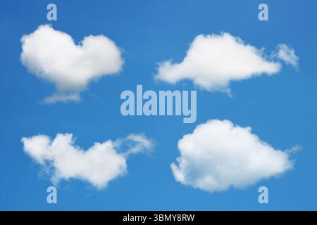 Es besteht aus weißen Wolken am blauen Himmel. Stockfoto