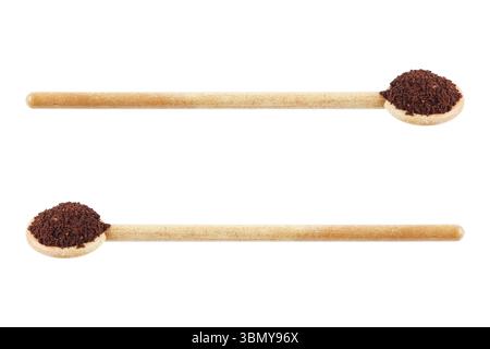 Es ist Kaffeepulver auf Holzlöffel isoliert auf weiß. Stockfoto