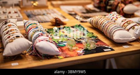 Vitrine mit Schmuck und Souvenirs, Armbänder an der Hand Stockfoto