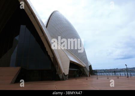 Das Oberdach des Sydney Opera House als große Segel in New South Wales, Australien, wird während des bewölkten Himmels beobachtet. Stockfoto