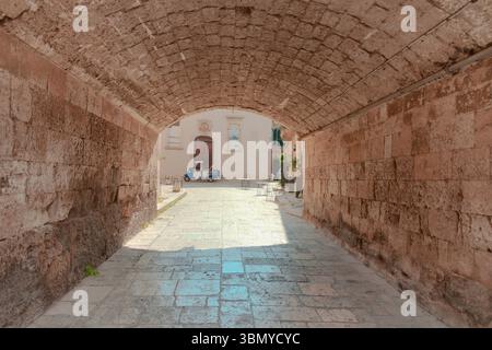 Charakteristische Gasse in der schönen Stadt Ostuni, auch Weiße Stadt genannt. Salento, Provinz Brindisi, Italien Stockfoto