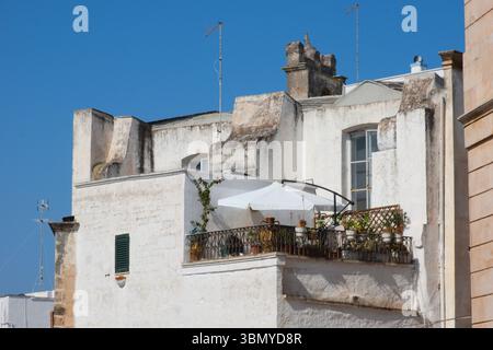 Charakteristisches Gebäude in der schönen Stadt Ostuni, auch Weiße Stadt genannt. Salento, Provinz Brindisi, Italien Stockfoto