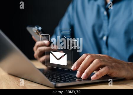 E-Mail-Kommunikation über das Senden von Nachrichten, Chat-Benachrichtigungen und Online-Konversationen auf dem digitalen Gerät Stockfoto