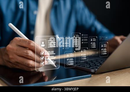 Einstellung und Personalwesen mit digitaler Lebenslaufauswahl für neue Karrieremöglichkeiten. Ideal für Stockfoto