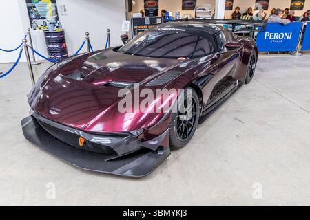25. April - Bath - Aston Martin Vulcan wurde auf der Supercar-Ausstellung im Innenbereich gezeigt und von Besuchern beobachtet. Stockfoto
