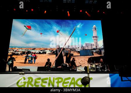 Pilton, Großbritannien. Juni 2025. Nadine Shah tritt auf der anderen Bühne während des Glastonbury Festivals 2025 auf der Worthy Farm auf. Bildnachweis: Julie Edwards./Alamy Live News Stockfoto