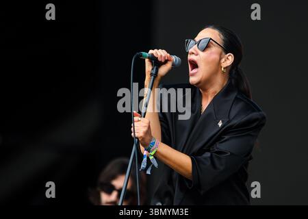 Pilton, Großbritannien. Juni 2025. Nadine Shah tritt auf der anderen Bühne während des Glastonbury Festivals 2025 auf der Worthy Farm auf. Bildnachweis: Julie Edwards./Alamy Live News Stockfoto