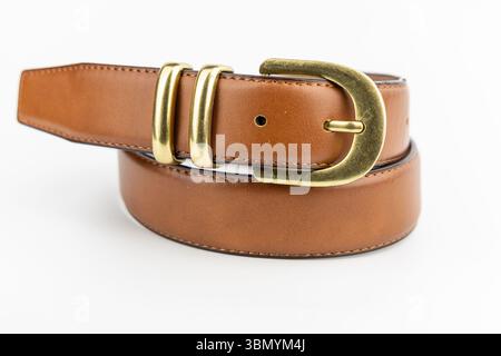Brauner Ledergürtel Mit Doppelten Schlaufen Und Messing Schnalle Mode-Accessoire Close Up Studio Shot Klassische Waistwear-Detail Auf Weißem Hintergrund. Stockfoto