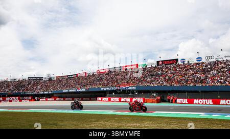 ASSEN - (l-r) Marco Bezzecchi (ITA) auf seiner Aprilia, Marc Marquez (SPA) auf seinem Ducati während des MotoGP-Rennens bei der 100. Auflage des TT von Assen. ANP VINCENT JANNINK Stockfoto