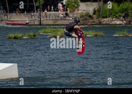 Langenfeld, Deutschland. Juni 2025. Ein Wasserskifahrer genießt das Sommerwetter in einer Wasserski-Anlage in Langenfeld. Der Deutsche Wetterdienst erwartet viel Sonne und Hitze für den Beginn der Woche. Quelle: Henning Kaiser/dpa/Alamy Live News Stockfoto