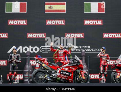 ASSEN - (l-r) Marco Bezzecchi (ITA) auf seiner Aprilia, Marc Marquez (SPA), Francesco Bagnaia (ITA) auf seinem Ducati auf dem Podium nach dem MotoGP-Rennen bei der 100. Auflage des TT von Assen. ANP VINCENT JANNINK Stockfoto