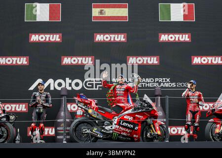 ASSEN - (l-r) Marco Bezzecchi (ITA), Marc Marquez (SPA), Francesco Bagnaia (ITA) auf dem Podium nach dem MotoGP-Rennen bei der 100. Auflage des TT von Assen. ANP VINCENT JANNINK Stockfoto