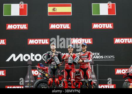 ASSEN - (l-r) Marco Bezzecchi (ITA), Marc Marquez (SPA), Francesco Bagnaia (ITA) auf dem Podium nach dem MotoGP-Rennen bei der 100. Auflage des TT von Assen. ANP VINCENT JANNINK Stockfoto