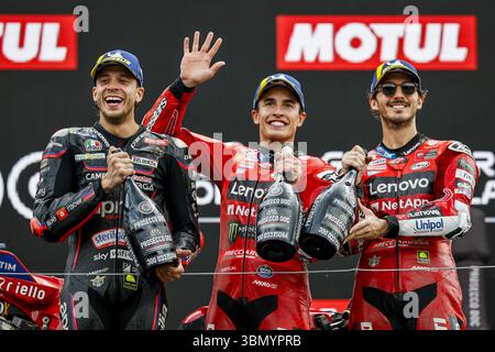 ASSEN - (l-r) Marco Bezzecchi (ITA), Marc Marquez (SPA), Francesco Bagnaia (ITA) auf dem Podium nach dem MotoGP-Rennen bei der 100. Auflage des TT von Assen. ANP VINCENT JANNINK Stockfoto