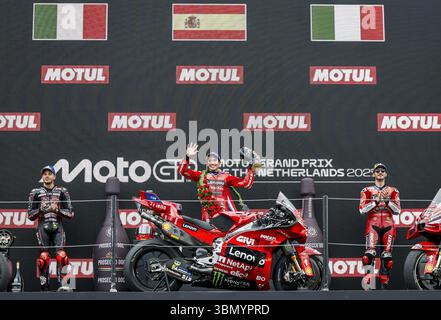 ASSEN - (l-r) Marco Bezzecchi (ITA) auf seiner Aprilia, Marc Marquez (SPA), Francesco Bagnaia (ITA) auf seinem Ducati auf dem Podium nach dem MotoGP-Rennen bei der 100. Auflage des TT von Assen. ANP VINCENT JANNINK Stockfoto