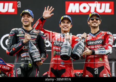 ASSEN - (l-r) Marco Bezzecchi (ITA), Marc Marquez (SPA), Francesco Bagnaia (ITA) auf dem Podium nach dem MotoGP-Rennen bei der 100. Auflage des TT von Assen. ANP VINCENT JANNINK Stockfoto