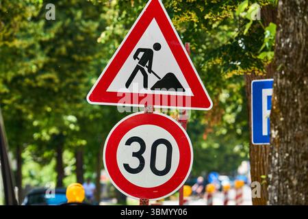 Mindelheim, Bayern, Deutschland - 28. Juni 2025: Ein Baustellenschild mit Geschwindigkeitsbegrenzung auf 30 km/h warnt Fahrer vor Baustellen im Stadtgebiet und sorgt für mehr Sicherheit im Verkehr *** ein Baustellenschild mit Geschwindigkeitsbegrenzung auf 30 km/h warnt Autofahrende vor Straßenarbeiten im Stadtgebiet und sorgt für mehr Sicherheit im Verkehr Stockfoto