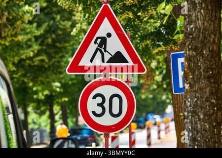 Mindelheim, Bayern, Deutschland - 28. Juni 2025: Ein Baustellenschild mit Geschwindigkeitsbegrenzung auf 30 km/h warnt Fahrer vor Baustellen im Stadtgebiet und sorgt für mehr Sicherheit im Verkehr *** ein Baustellenschild mit Geschwindigkeitsbegrenzung auf 30 km/h warnt Autofahrende vor Straßenarbeiten im Stadtgebiet und sorgt für mehr Sicherheit im Verkehr Stockfoto
