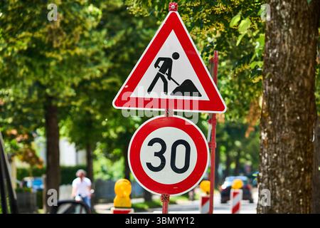 Mindelheim, Bayern, Deutschland - 28. Juni 2025: Ein Baustellenschild mit Geschwindigkeitsbegrenzung auf 30 km/h warnt Fahrer vor Baustellen im Stadtgebiet und sorgt für mehr Sicherheit im Verkehr *** ein Baustellenschild mit Geschwindigkeitsbegrenzung auf 30 km/h warnt Autofahrende vor Straßenarbeiten im Stadtgebiet und sorgt für mehr Sicherheit im Verkehr Stockfoto