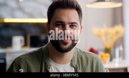 Ruhig glücklich lächelnd bärtiger kaukasischer Geschäftsmann männlicher Kerl Einkäufer Geschäftsmann Kunde Hausbesitzer Model schaute Kamera Lächeln Leihbesitz Stockfoto