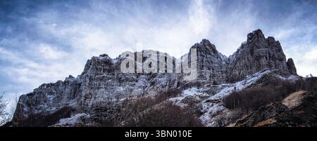 Blick von den Apuanischen alpen, während meiner Wanderung in Mt. Pania (italienische Berge) Stockfoto