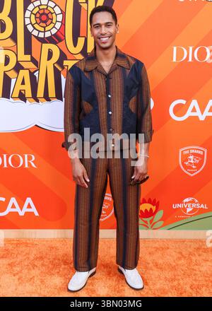 UNIVERSAL CITY, LOS ANGELES, KALIFORNIEN, USA - 28. JUNI: Der englische Schauspieler und Sänger Elliot Knight kommt bei der Charlize Theron Africa Outreach Project (CTAOP) Block Party 2025 an, die am 28. Juni 2025 in Universal City, Los Angeles, Kalifornien, USA stattfindet. (Foto: Xavier Collin/Image Press Agency) Stockfoto