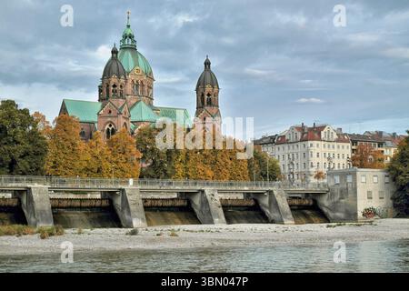 Die St. Lukas-Kirche in München ist die größte evangelische Kirche der Stadt, ein markantes Beispiel neogotischer Architektur. Stockfoto
