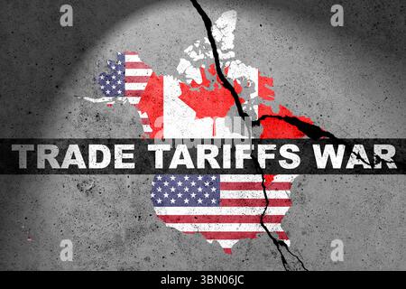 Kanada- und USA-Flaggenkarte auf der Betonwand mit WORTTARIFEN. Zoll, Handel, Zoll und Zölle Krieg Stockfoto