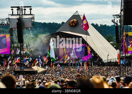 Pilton, Großbritannien. Juni 2025. Die Zuschauer sahen Rod Stewart auf der Pyramid Stage während des Glastonbury Festivals 2025 in Worthy Farm, Pilton, Großbritannien am 29. Juni 2025. Bildnachweis: Julie Edwards. Quelle: JEP Celebrity Photos/Alamy Live News Stockfoto