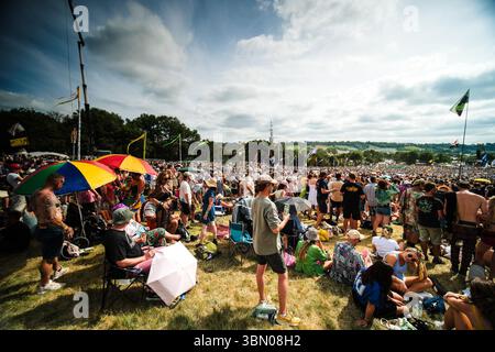 Pilton, Großbritannien. Juni 2025. Die Zuschauer sahen Rod Stewart auf der Pyramid Stage während des Glastonbury Festivals 2025 in Worthy Farm, Pilton, Großbritannien am 29. Juni 2025. Bildnachweis: Julie Edwards. Quelle: JEP Celebrity Photos/Alamy Live News Stockfoto