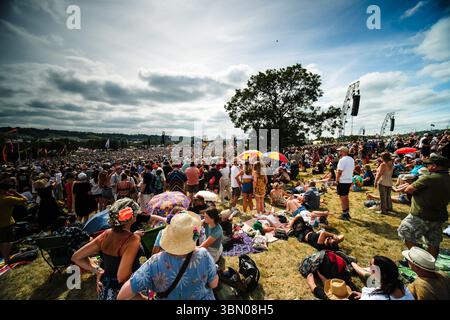 Pilton, Großbritannien. Juni 2025. Die Zuschauer sahen Rod Stewart auf der Pyramid Stage während des Glastonbury Festivals 2025 in Worthy Farm, Pilton, Großbritannien am 29. Juni 2025. Bildnachweis: Julie Edwards. Quelle: JEP Celebrity Photos/Alamy Live News Stockfoto