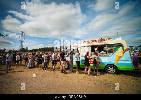 Pilton, Großbritannien. Juni 2025. Die Zuschauer sahen Rod Stewart auf der Pyramid Stage während des Glastonbury Festivals 2025 in Worthy Farm, Pilton, Großbritannien am 29. Juni 2025. Warteschlangen für Eis. Bildnachweis: Julie Edwards. Quelle: JEP Celebrity Photos/Alamy Live News Stockfoto
