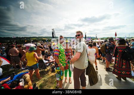 Pilton, Großbritannien. Juni 2025. Die Zuschauer sahen Rod Stewart auf der Pyramid Stage während des Glastonbury Festivals 2025 in Worthy Farm, Pilton, Großbritannien am 29. Juni 2025. Bildnachweis: Julie Edwards. Quelle: JEP Celebrity Photos/Alamy Live News Stockfoto