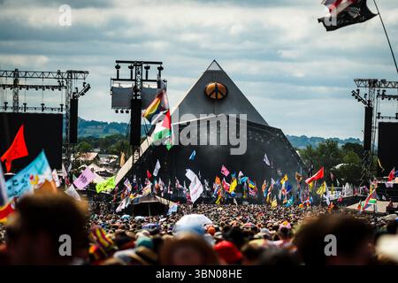 Pilton, Großbritannien. Juni 2025. Die Zuschauer sahen Rod Stewart auf der Pyramid Stage während des Glastonbury Festivals 2025 in Worthy Farm, Pilton, Großbritannien am 29. Juni 2025. Bildnachweis: Julie Edwards. Quelle: JEP Celebrity Photos/Alamy Live News Stockfoto
