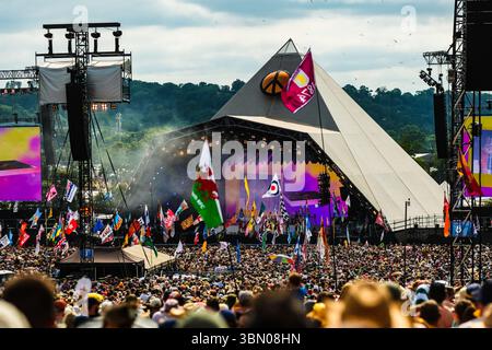 Pilton, Großbritannien. Juni 2025. Die Zuschauer sahen Rod Stewart auf der Pyramid Stage während des Glastonbury Festivals 2025 in Worthy Farm, Pilton, Großbritannien am 29. Juni 2025. Bildnachweis: Julie Edwards. Quelle: JEP Celebrity Photos/Alamy Live News Stockfoto