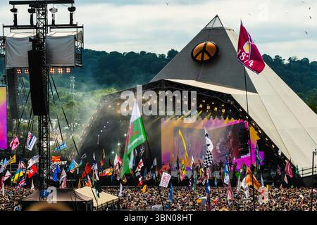Pilton, Großbritannien. Juni 2025. Die Zuschauer sahen Rod Stewart auf der Pyramid Stage während des Glastonbury Festivals 2025 in Worthy Farm, Pilton, Großbritannien am 29. Juni 2025. Bildnachweis: Julie Edwards. Quelle: JEP Celebrity Photos/Alamy Live News Stockfoto