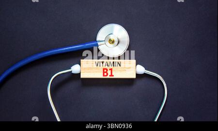 Vitamin B1-Symbol. Concept Words Vitamin B1 auf wunderschönem Holzblock. Stethoskop. Schöner schwarzer Hintergrund. Medizinischer gesunder Lebensstil Vitamin B1 c Stockfoto