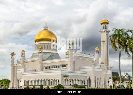 Omar Ali Saifuddien weiße Moschee mit goldenen Kuppeln und Minaretten, Bandar Seri Begawan, Borneo, Sultanat Brunei Darussalam Stockfoto