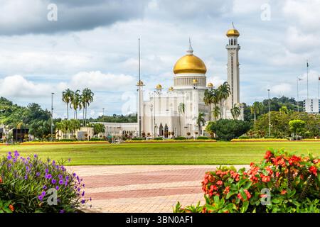Zentraler Stadtgartenpark der Omar Ali Saifuddien Moschee, goldene Kuppeln und Minarette mit Blumen im Vordergrund, Bandar Seri Begawan, Borneo Stockfoto