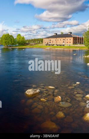 Kristallklares Wasser im Riihisaari Museum, das den Seeboden in Savonlinna Finnland zeigt Stockfoto