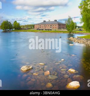 Kristallklares Wasser im Riihisaari Museum, das den Seeboden in Savonlinna Finnland zeigt Stockfoto