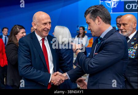 DEN HAAG, NIEDERLANDE - 25. Juni 2025 - der britische Verteidigungsminister John Healey und der US-Verteidigungsminister Pete Hegseth schütteln die Hände Dur Stockfoto