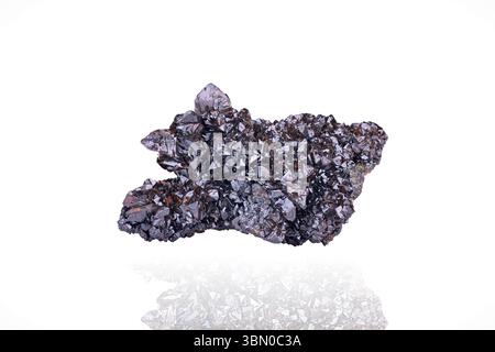 Descloizitbraune Kristalle. Exemplar aus Berg Aukas, Namibia. Fotografie isoliert auf weißem Schwarzgrund. Hintergrund für Makrodetails. Nahaufnahme Mineral Stockfoto