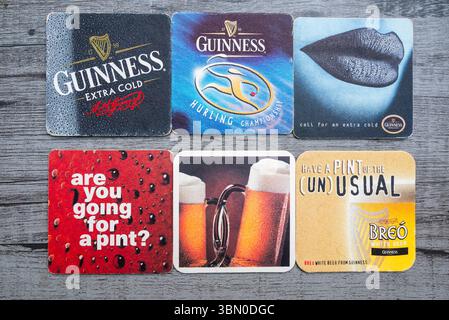 Lublin, Polen, 26. Juni 2025 Sammlung alter irischer, tschechischer und deutscher Bieruntersetzer aus Pubs Stockfoto